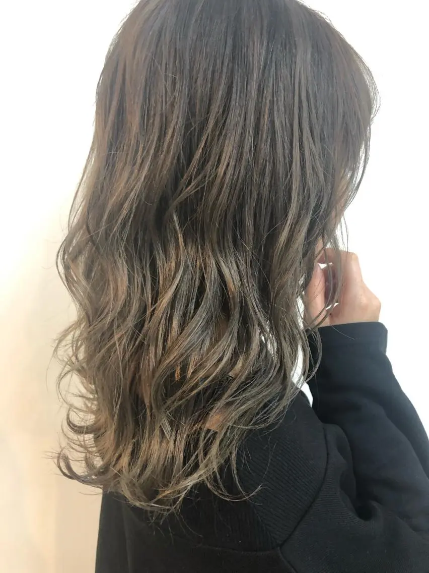 セミロング カラー フォギーグレージュ グレージュ 360°キレイな ショートカットのヘアスタイル