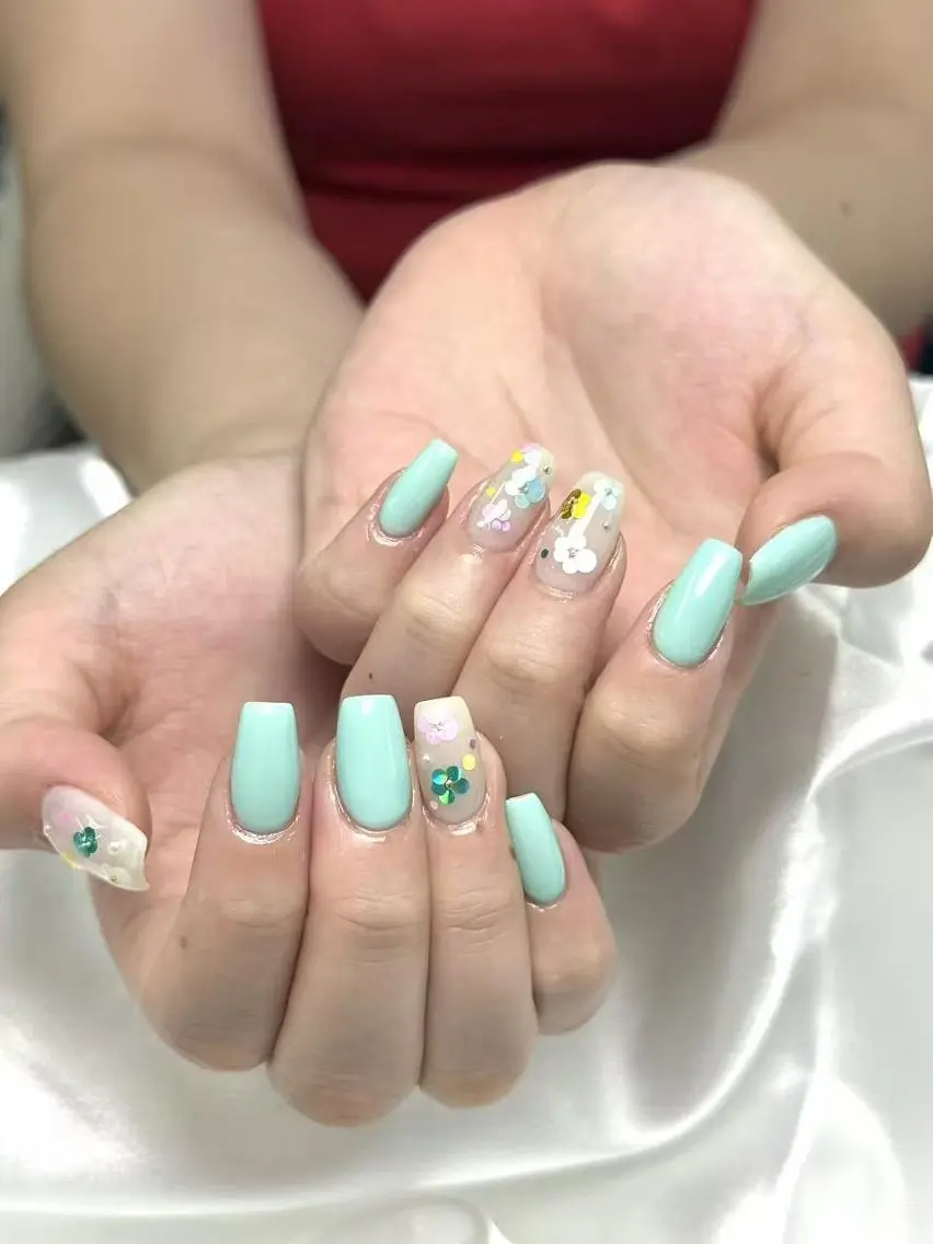 ネイル オーロラネイル ブルー チークネイル フットネイル フレンチネイル はる🎀ネイル& アイラッシュ🐈⬛のマツエク・マツパデザイン