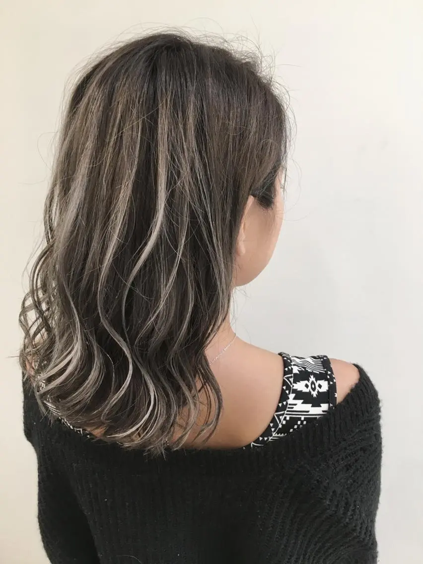 ミディアム ハイトーンブリーチ 土坂　由志【京都】のヘアスタイル