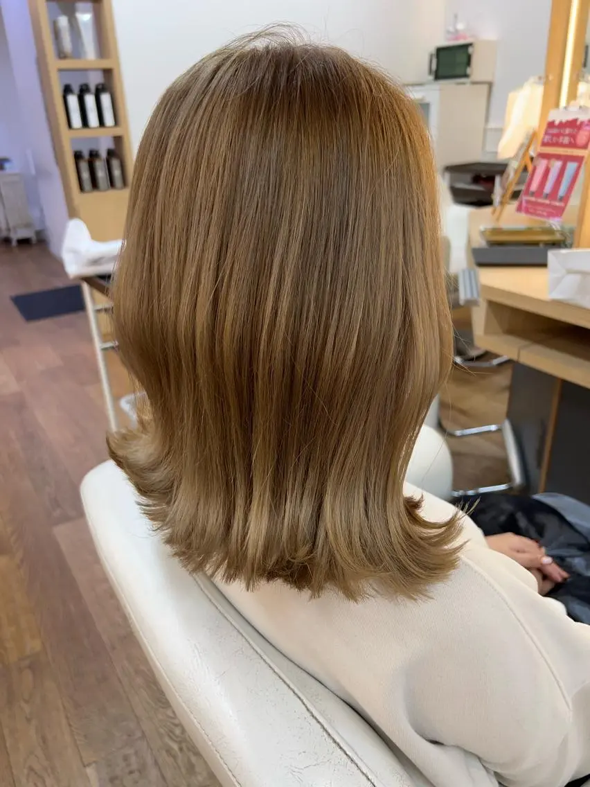 ミディアム カラー ヘアアレンジ ベージュカラー ブリーチ ミルクティーベージュ 外ハネヘア 韓国ヘア sasugaのヘアスタイル