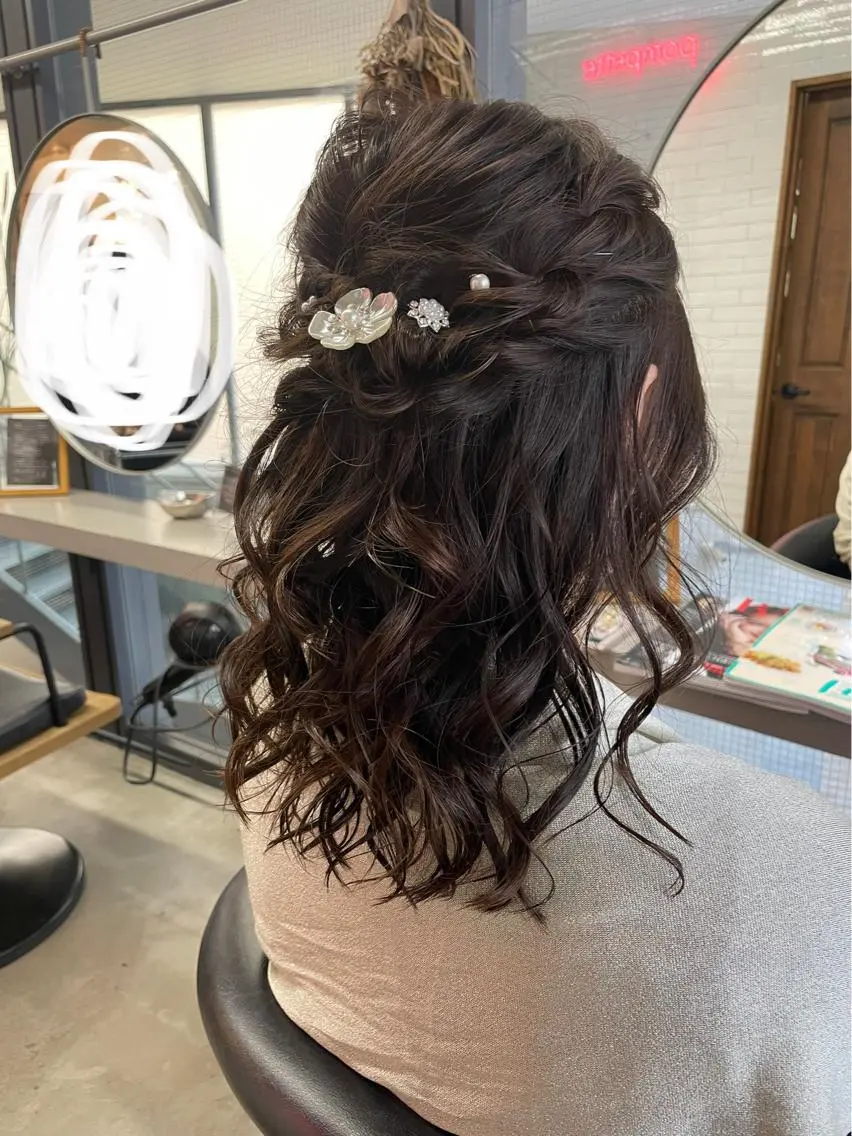セミロング ヘアアレンジ ハーフアップ やすだ しおりのエステ・リラクイメージ