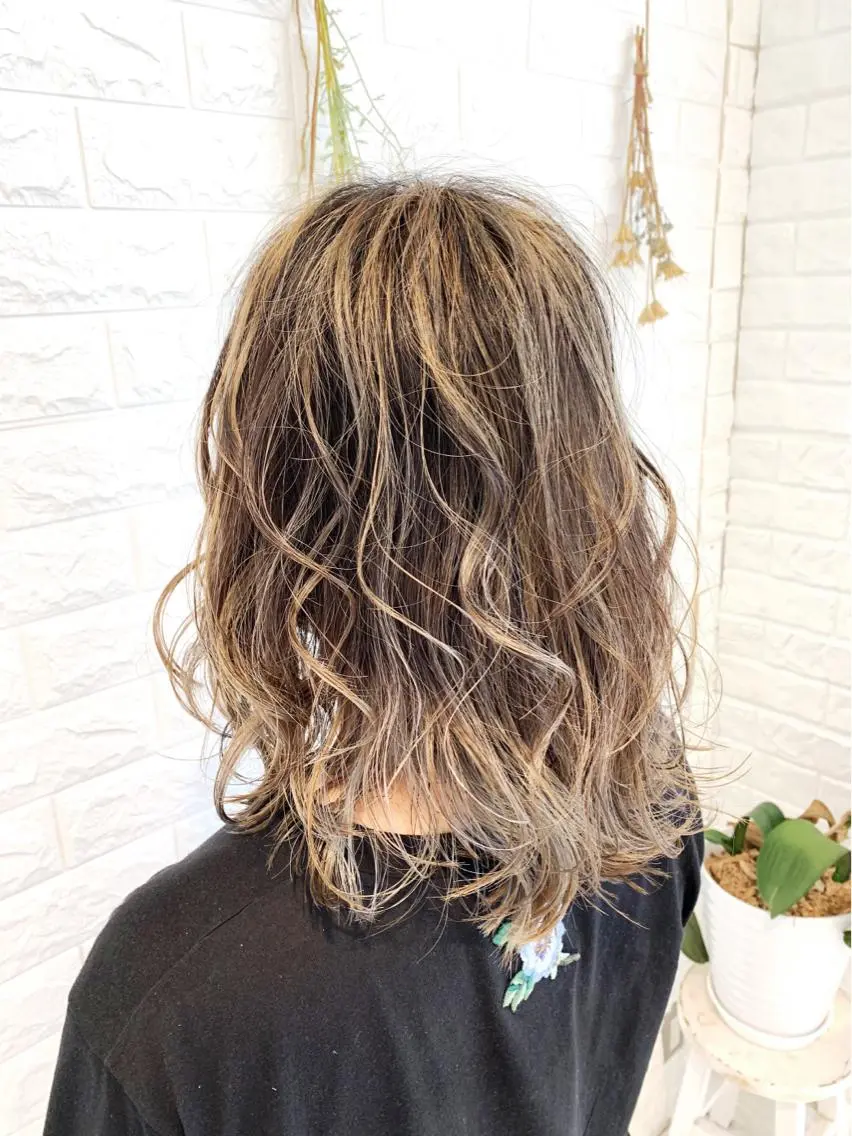 セミロング カラー バレイヤージュ レイヤーカット ハイトーン/ブリーチ 山崎 悠次のヘアスタイル