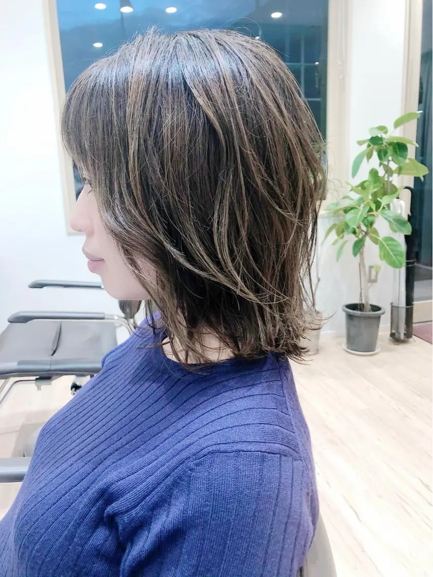ミディアム 白髪ぼかしハイライト 💫ミネ ヒロシのヘアスタイル