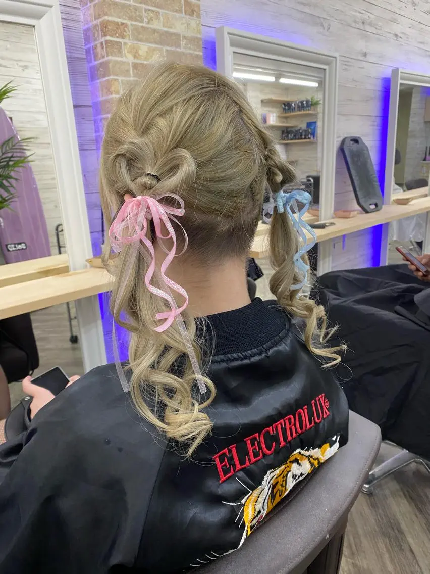 ミディアム カラー ヘアアレンジ アイブロウ ショートボブ 編み込みエクステ シールエクステ ミディアムパーマ バレイヤージュ LAVENDIA 初音のヘアスタイル