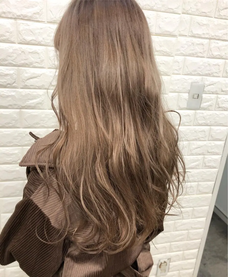 セミロング カラー ベージュカラー ブリーチ ケアブリーチ ラテベージュ ヘアカラー トリートメント famille ファミーユのヘアスタイル