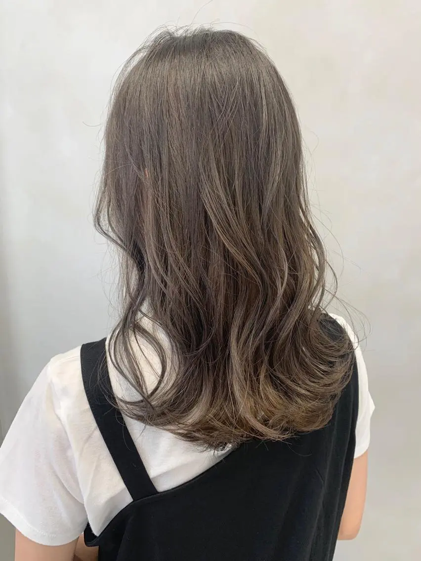 ロング カラー ブリーチ グレージュ ラベンダーカラー ラベンダーグレージュ ラベンダーグレー ヘアカラー トリートメント レイヤー/大人メンズ パーマ🌀 平島拓也のヘアスタイル