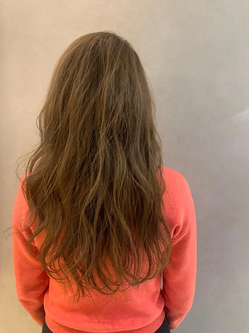 ロング ハイライト 土佐 優奈のヘアスタイル