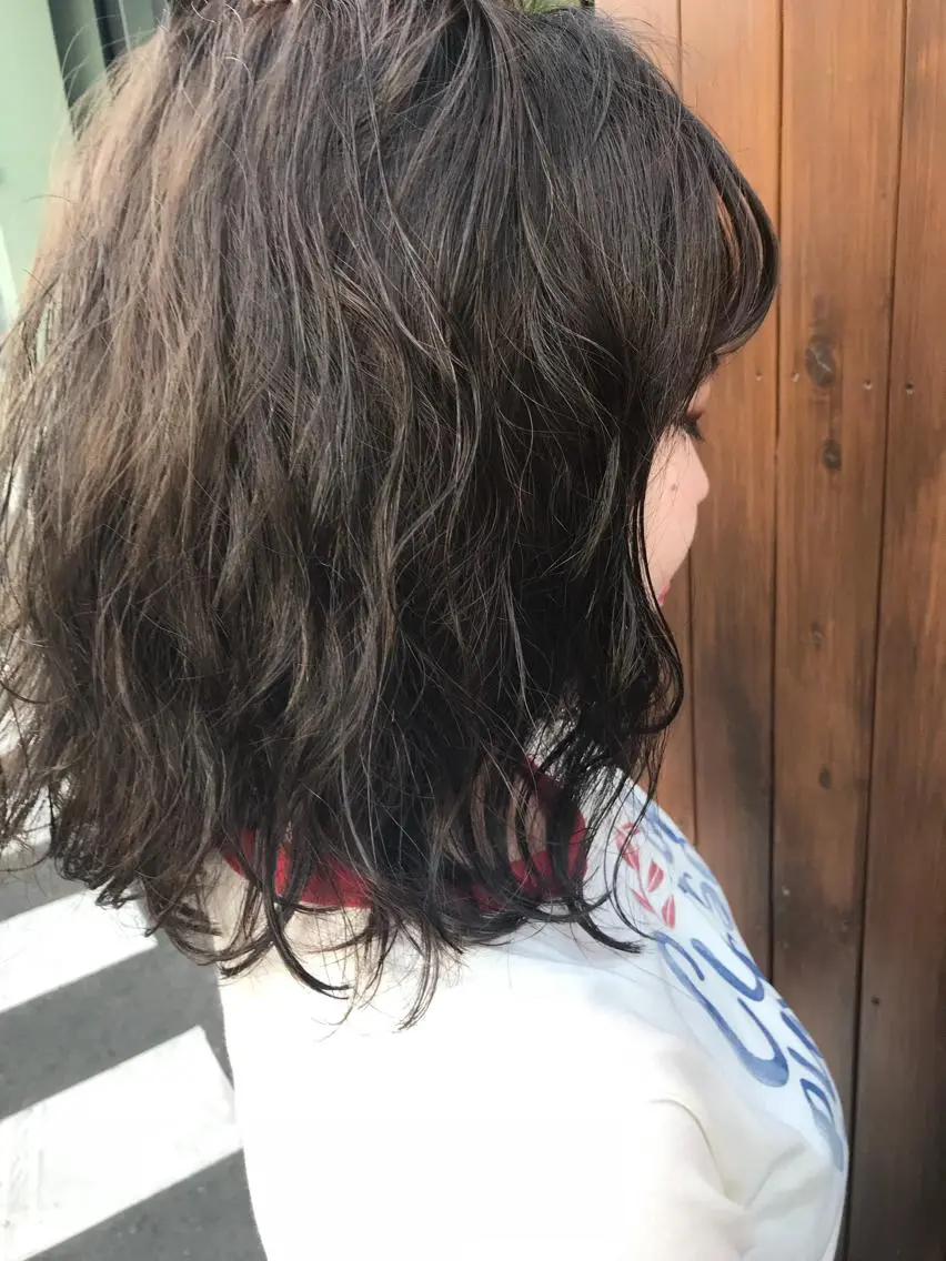ミディアム カラー パーマ ミディアムパーマ ブルーカラー ブルージュ hair &make EPICRUMIのヘアスタイル