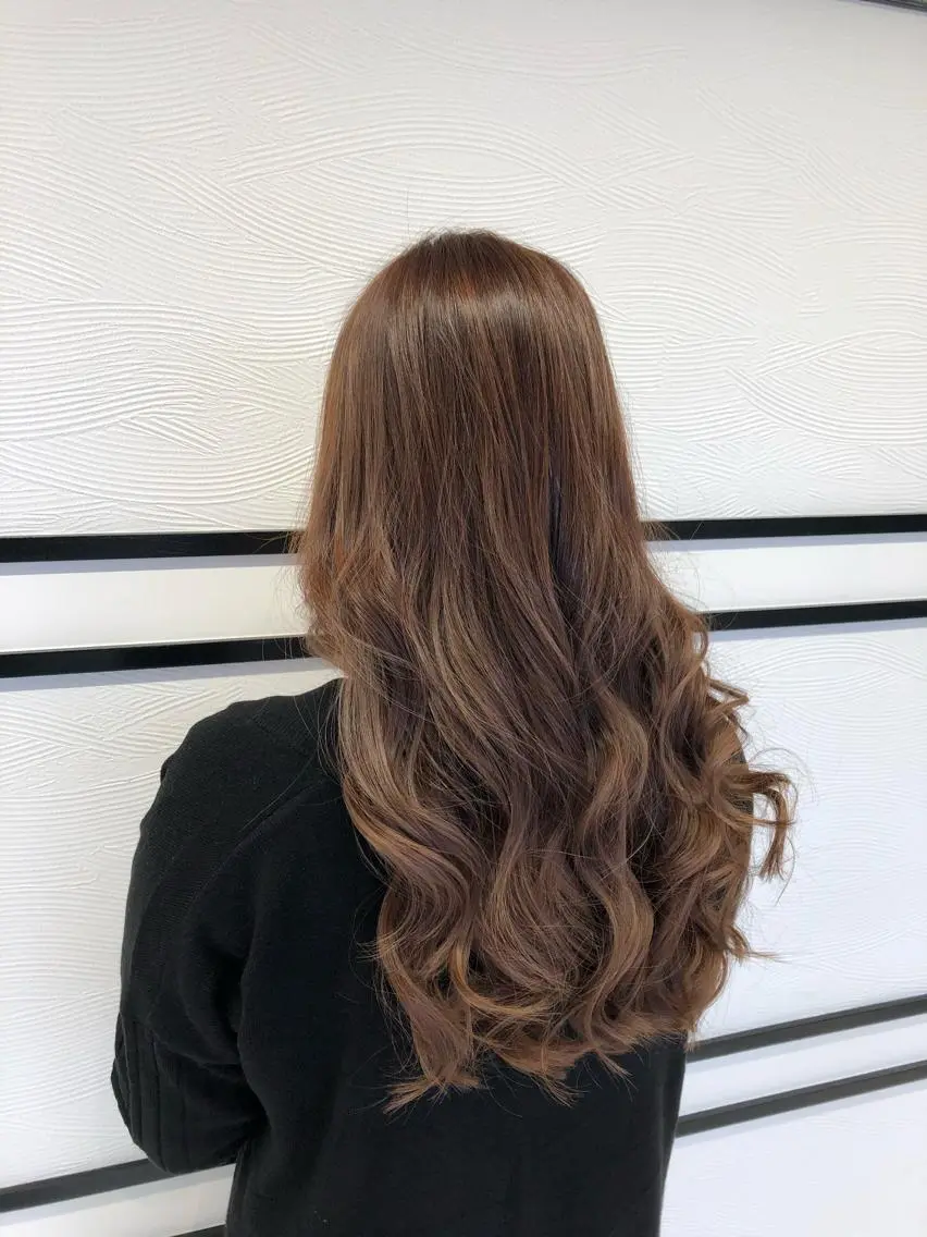 カラー ハイライトカラー 髪質改善 レイヤーカット 早崎太生のヘアスタイル
