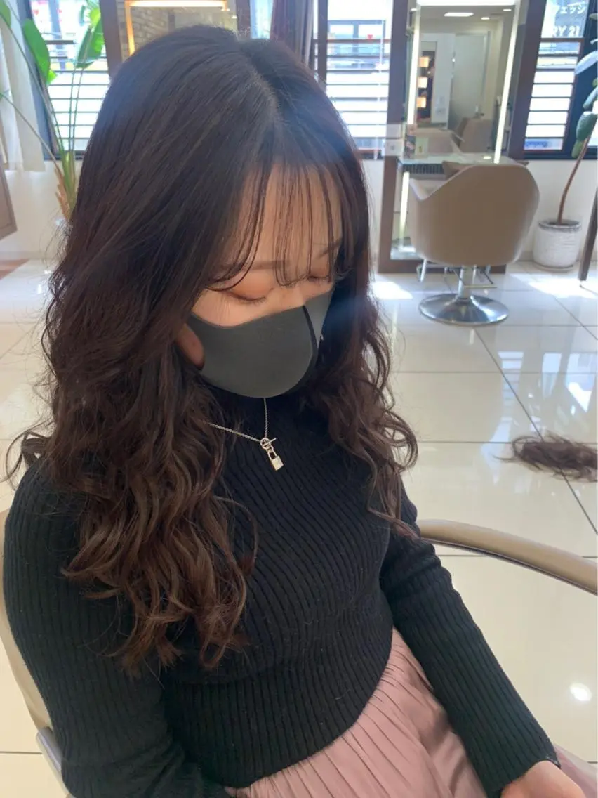 ロング カラー 羽エクステ🪽 🤍まき🤍のヘアスタイル