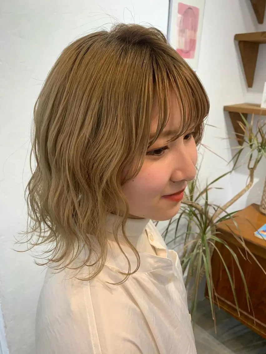 ミディアム カラー wakana/ 柔らかベージュカラーのヘアスタイル