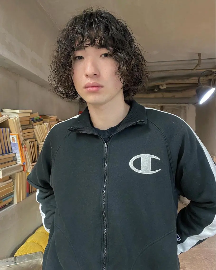 ミディアム パーマ メンズ パーマ、髪質改善 カズマのヘアスタイル