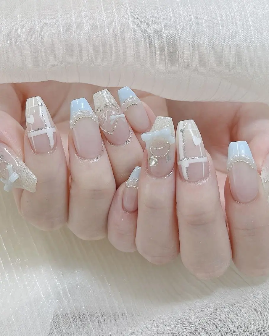 ネイル チークネイル ドット フラワーネイル フレンチネイル キラキラネイル ハンドネイル Chiaki ネイル大宮店のネイルデザイン