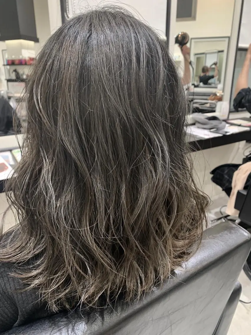 セミロング カラー 透明感カラー グレージュ カット ヘアカラー 喜友名 泉樹のヘアスタイル