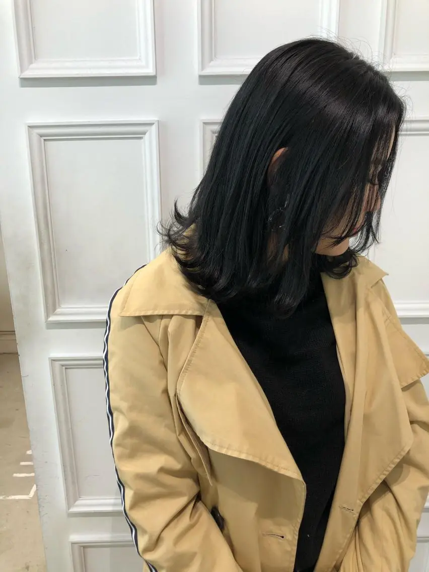 ミディアム カラー 黒髪 ネイビーカラー 韓国レイヤー×艶髪 ハイトーンRyukiのヘアスタイル
