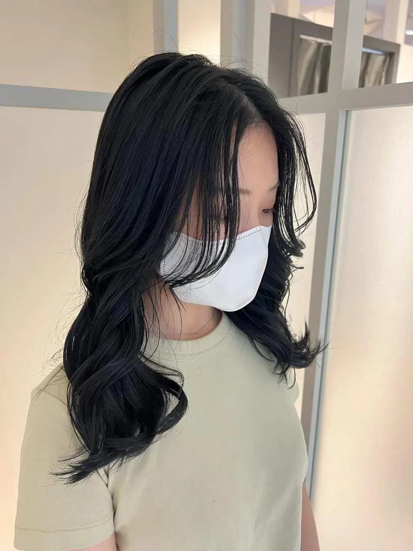 セミロング カラー ブルーカラー 暗髪カラー🫐パーマ おくだりんかのヘアスタイル