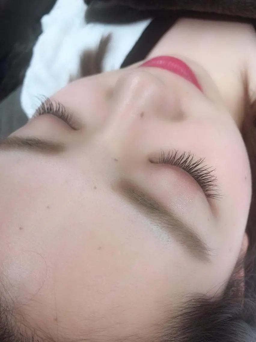 マツエク・マツパ レイヤーカット✖️ 柔らかベージュカラーのヘアスタイル