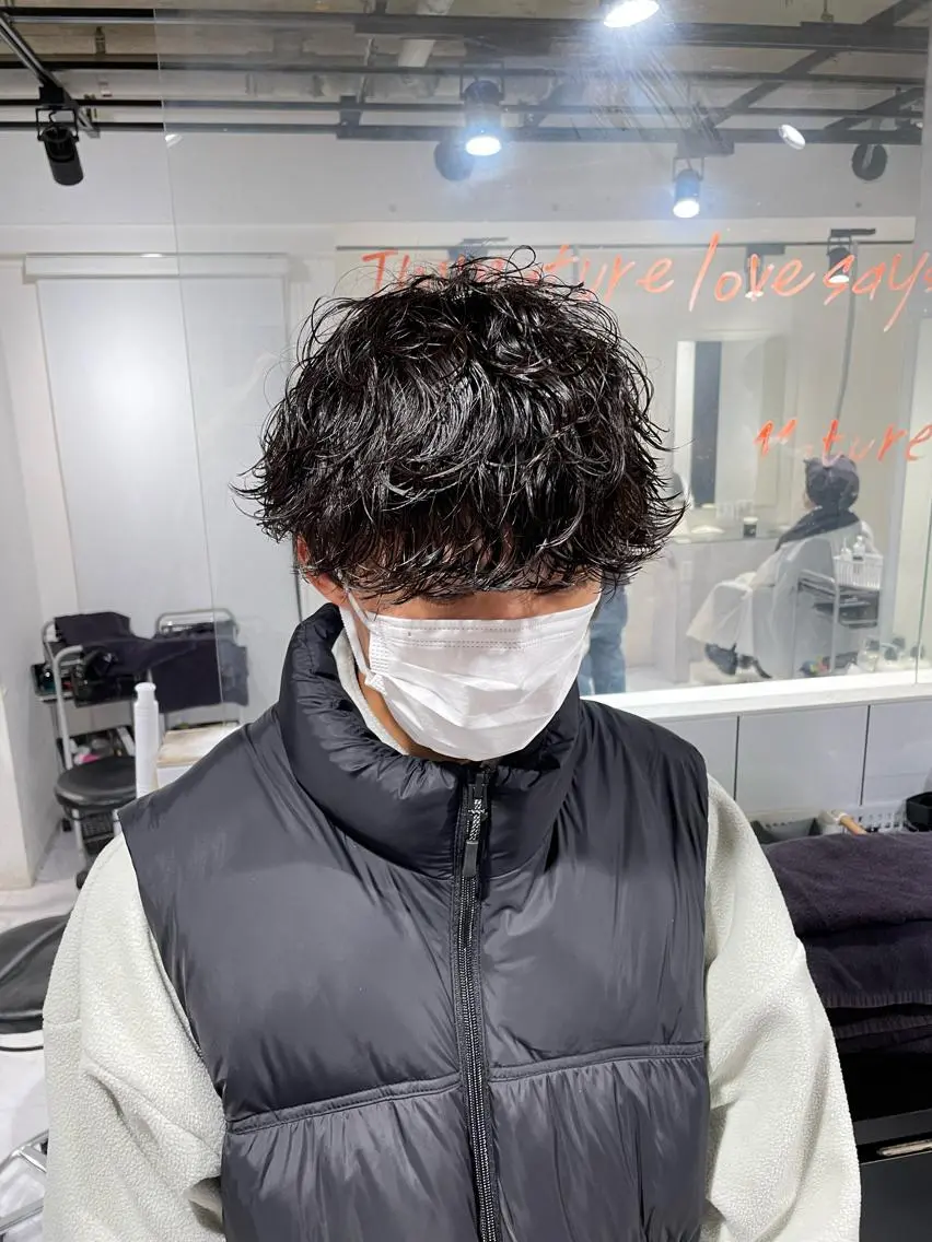 ショート カラー パーマ ヘアアレンジ メンズ メンズブリーチ センターパート メンズハイライト メンズハイトーン マッシュウルフ カット パーマ トリートメント ヘッドスパ ヘアセット スパイキー/フェザー /波巻き/かいとのヘアスタイル