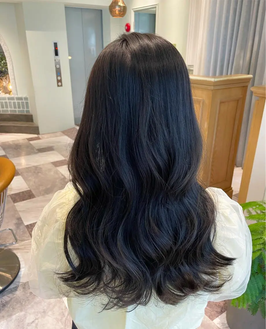 ロング カラー ベージュカラー 黒髪 ブリーチ ブルーカラー ブルーブラック ヘアカラー トリートメント 木屋元一/透明感 /前髪/レイヤーのヘアスタイル
