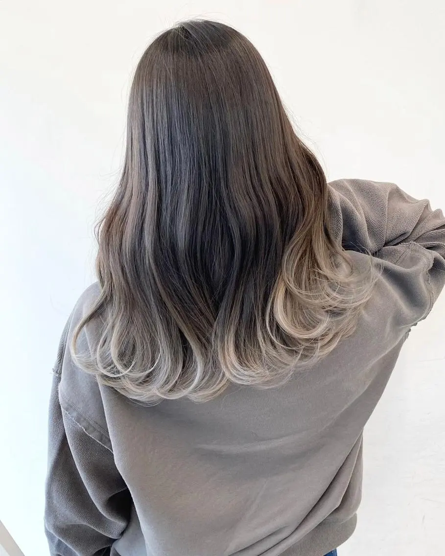 セミロング ハイライト 髪質改善 レイヤーカット 縮毛矯正 トリートメント 【公式】amble luxe池袋東口🩷のヘアスタイル