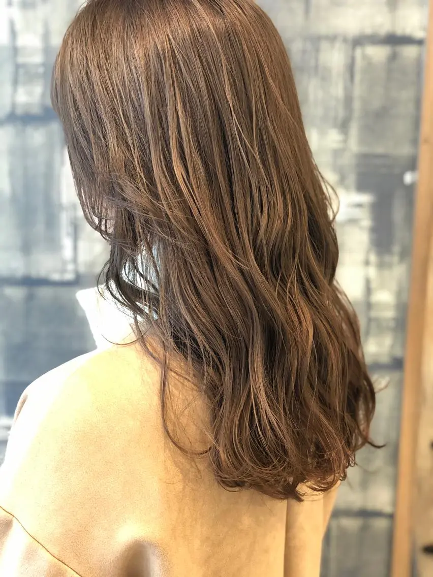 ロング カラー グレージュ 日高 香織のヘアスタイル