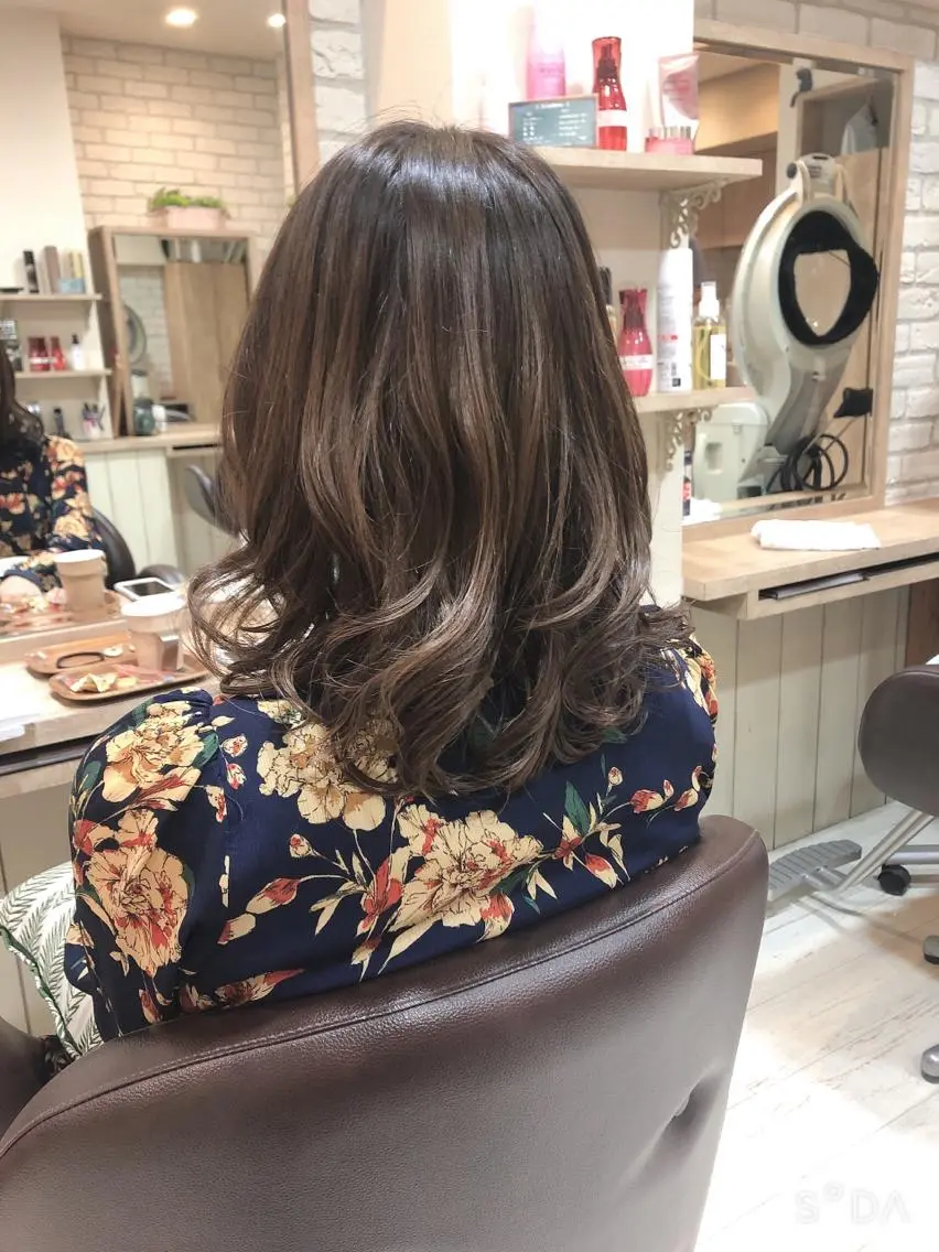セミロング カラー グラデーションカラー ハイライトカラー ハイライト かきあげバング 清水 有実子のヘアスタイル