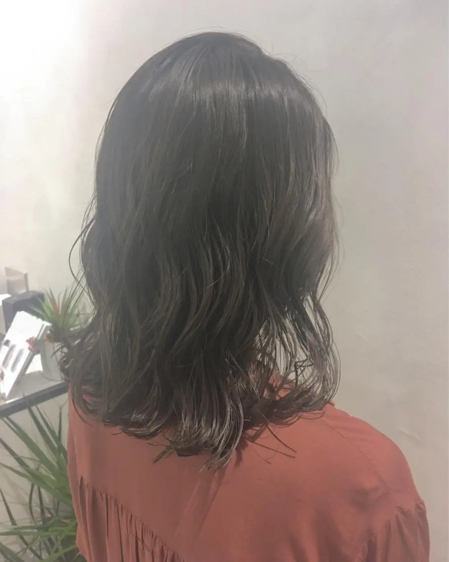 ミディアム カラー ヘアアレンジ グレージュ エグチ アキラのヘアスタイル