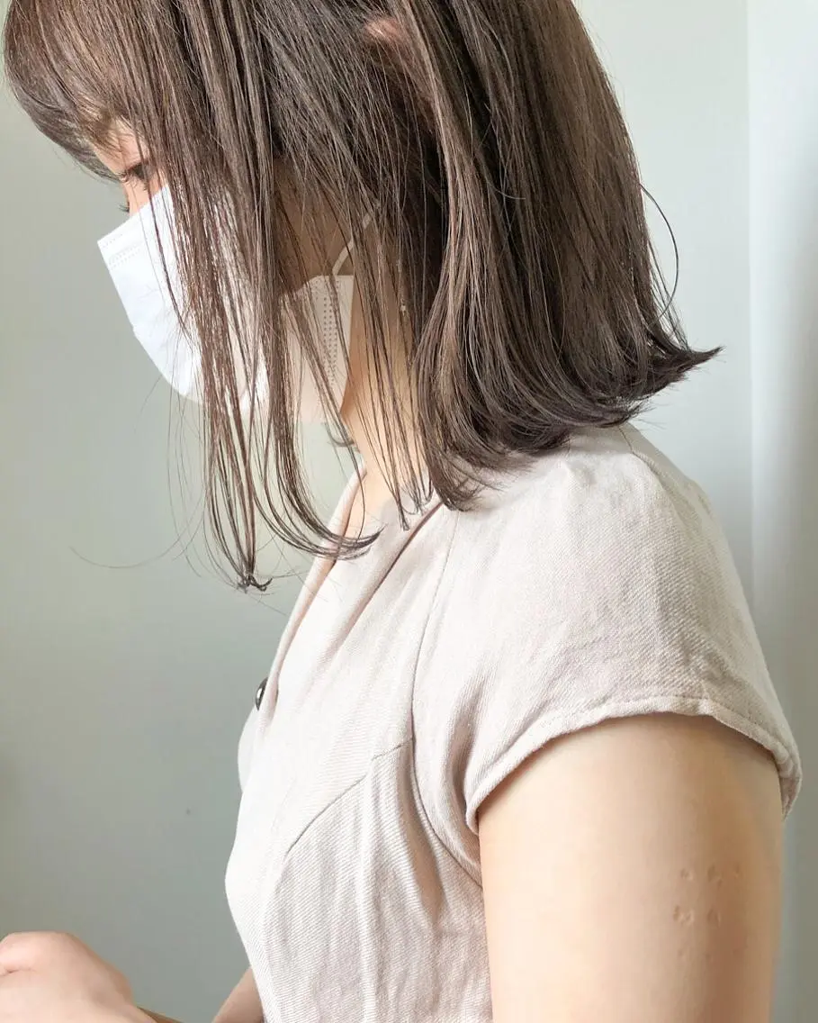 ミディアム カラー 切りっぱなしボブ アッシュ ベージュカラー ハイライトカラー ボブ カット ヘアカラー トリートメント 岡本康平/ボブ/ブリ ーチ/酸性ストレートのヘアスタイル