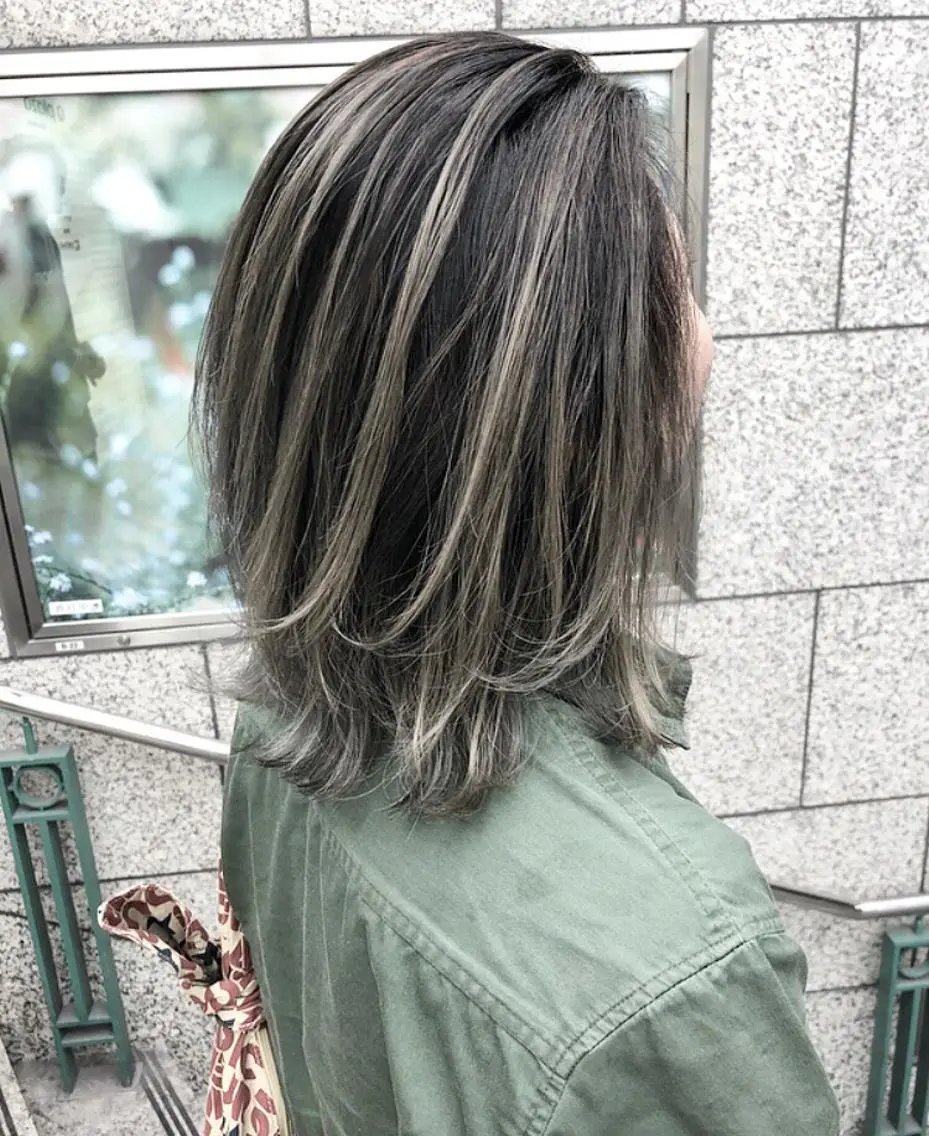 カラー 林 バンフムのヘアスタイル