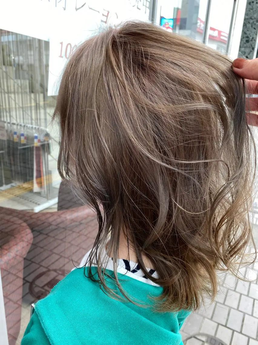 ミディアム カラー ハイトーンカラー デザインカラー✨新倉 佑奈のヘアスタイル