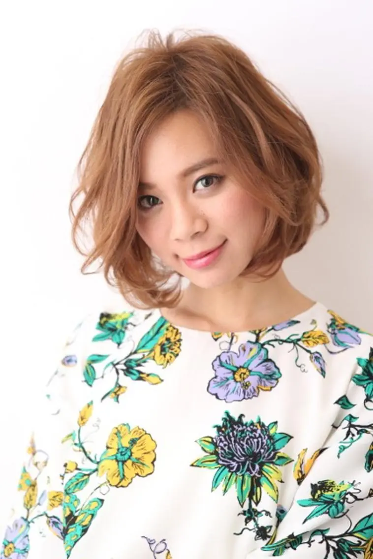 ショート カラー パーマ 前下がりボブ ベージュカラー ハイライトカラー ボブ ハイライト カット ヘアカラー トリートメント 吉村 信洋のヘアスタイル