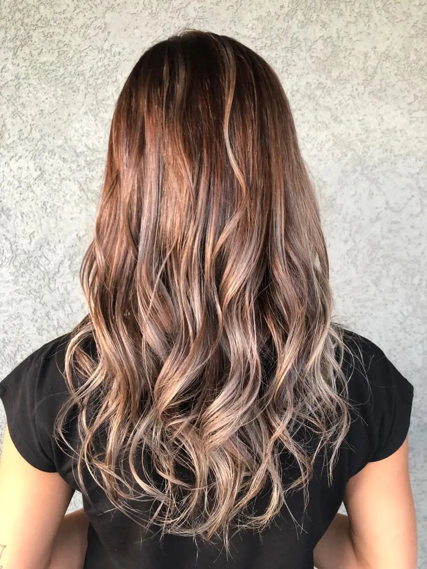 ロング ハイライト 秋元 菜摘のヘアスタイル