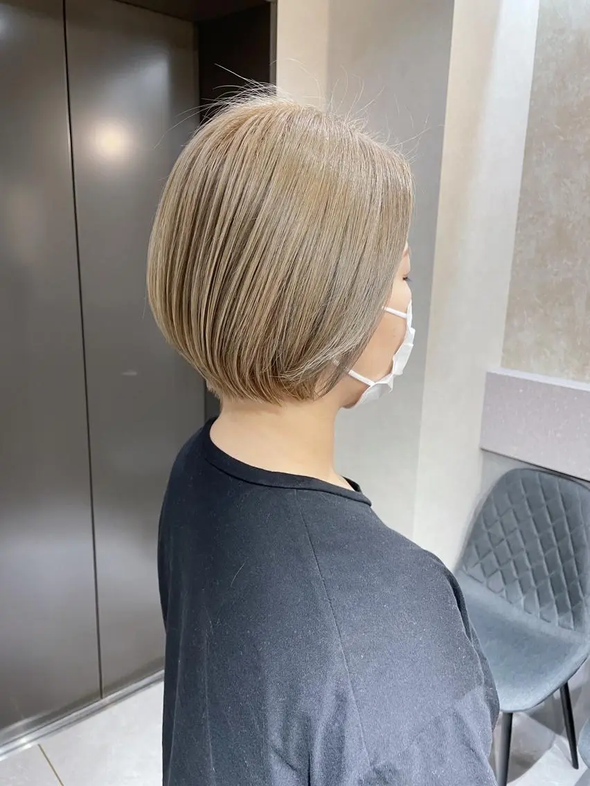 ショート カラー ベージュカラー ブリーチ ミルクティーベージュ _WHITE 天神店 YUMEKA🐻のヘアスタイル