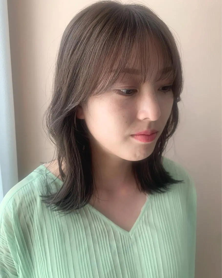 セミロング カラー ブリーチ グレージュ ブリーチなしカラー hubhair レイヤー/透明感のヘアスタイル
