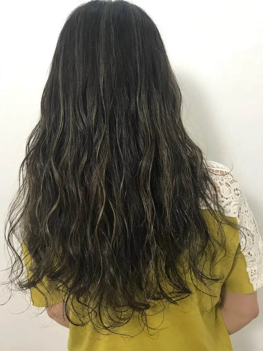 ミディアム カラー ヘアカラー トリートメント レイヤーカット 西村あきやのヘアスタイル