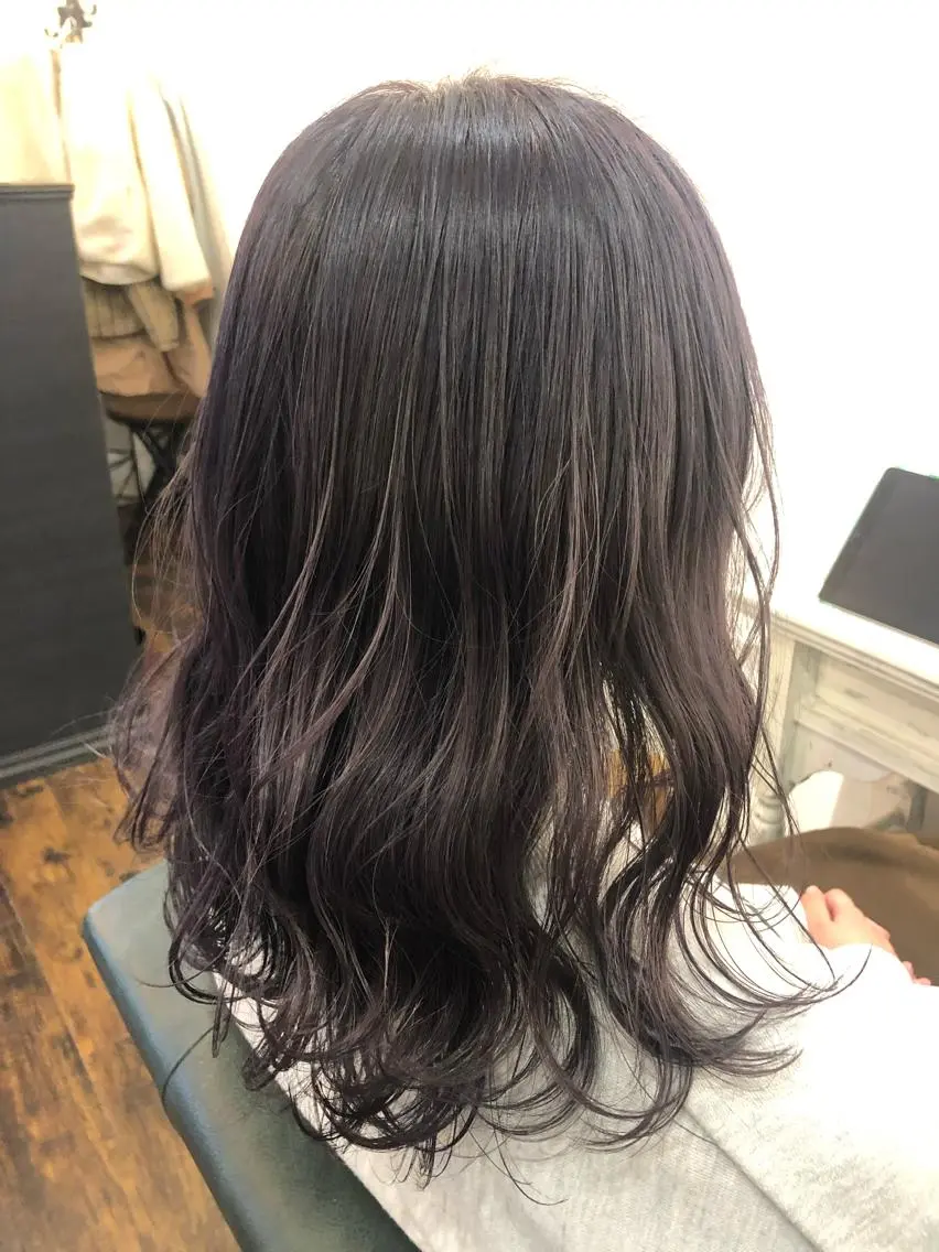 カラー アッシュ ブリーチ ラベンダーカラー ラベンダーアッシュ 藤田 悠菜のヘアスタイル