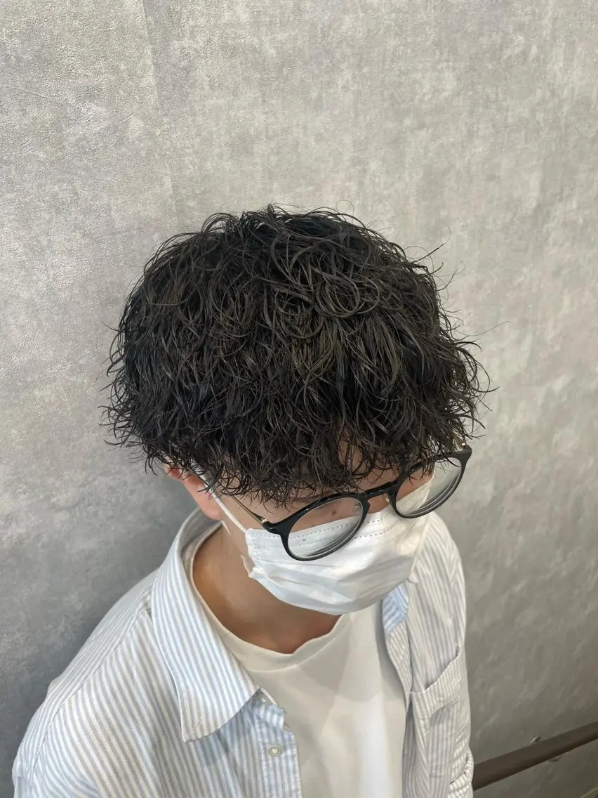 ショート パーマ メンズ 波巻きパーマ 港南台短髪特化 フェザーパーマのヘアスタイル