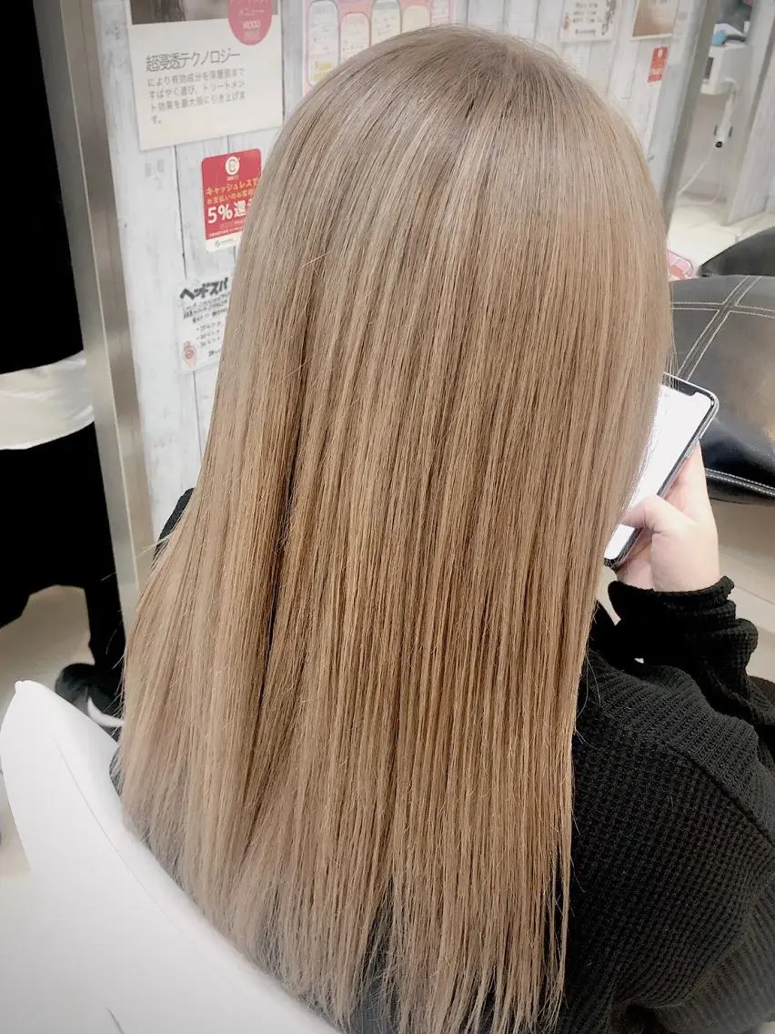 セミロング カラー ベージュカラー ハイトーンカラー ハイトーンベージュ カラーサロン ビスカリアのヘアスタイル