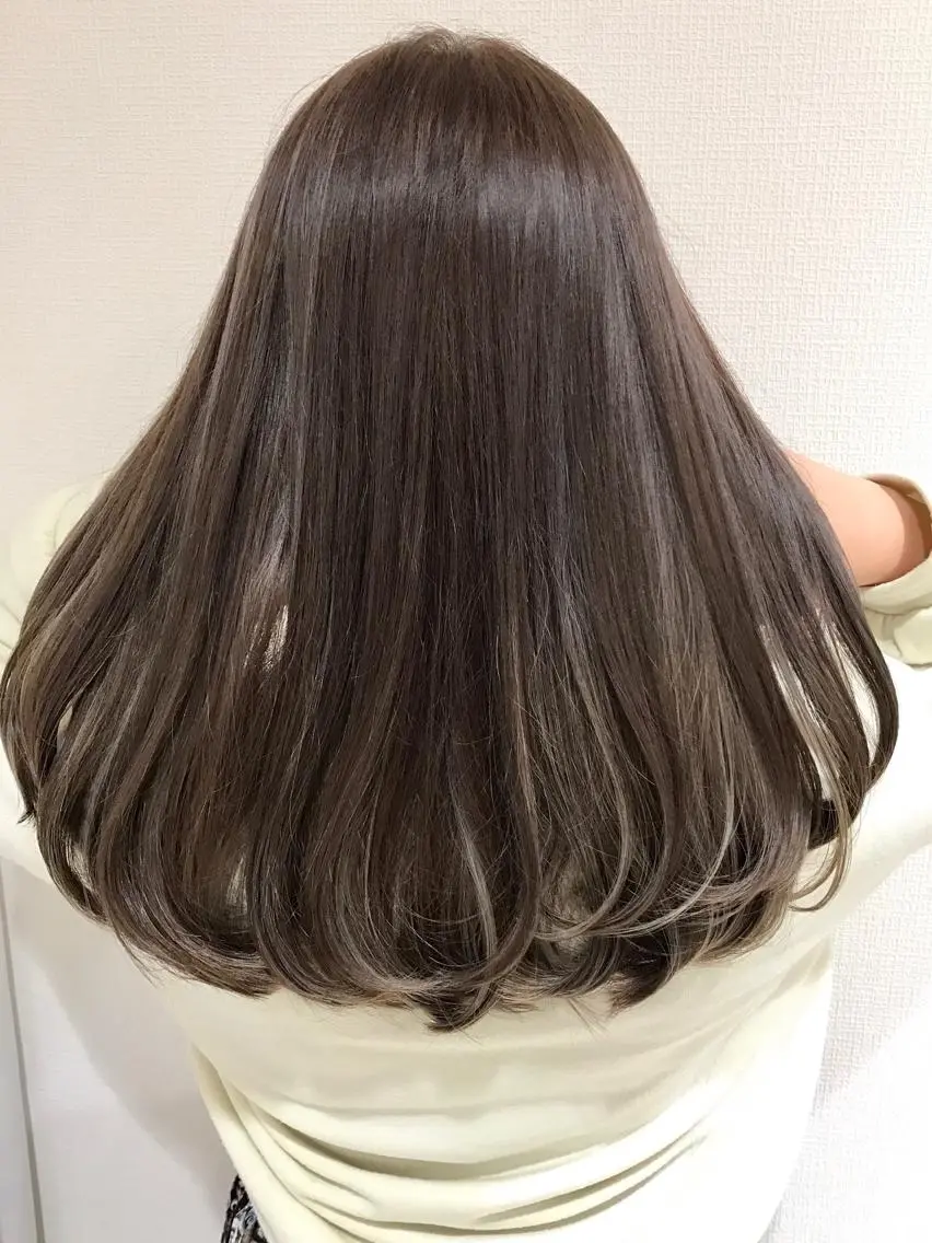 セミロング アッシュ ハイライト ヘアカラー トリートメント ブリーチなしで 全国から予約殺到♡のヘアスタイル