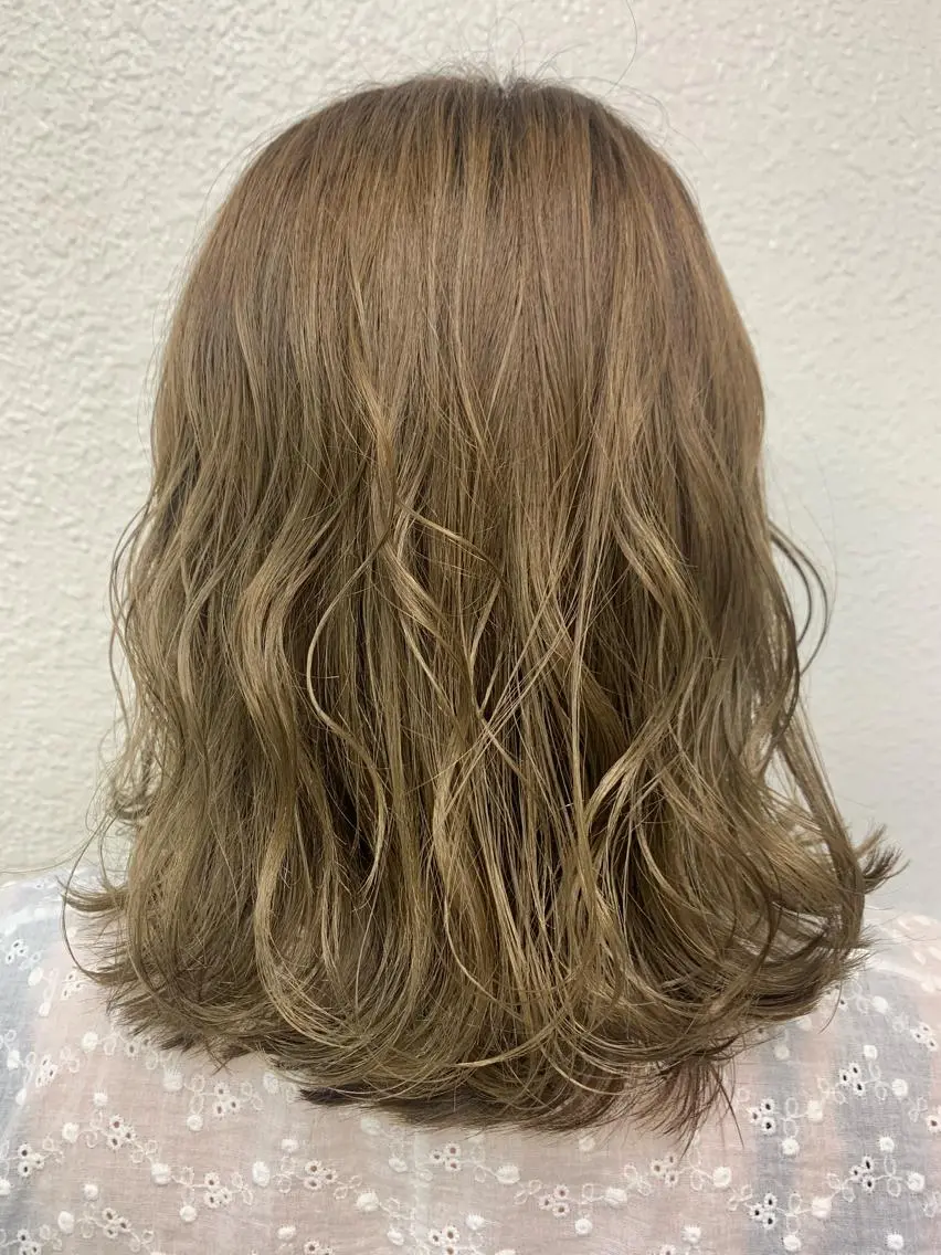 ミディアム カラー アッシュ 🧨ブリーチー×ボブ レイヤー💎じゅえるのヘアスタイル