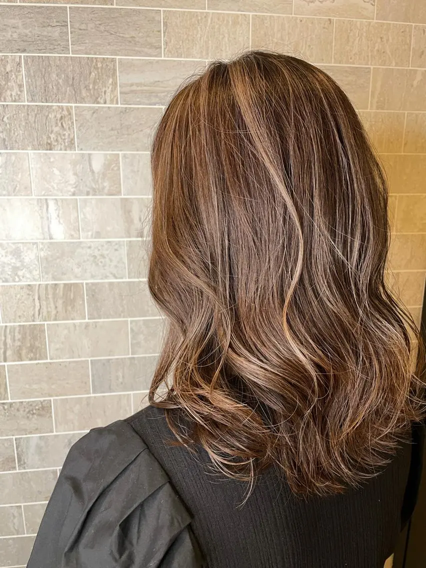 セミロング ヘアカラー ブリーチ毛矯正.髪質 改善.髪にドラマをのヘアスタイル