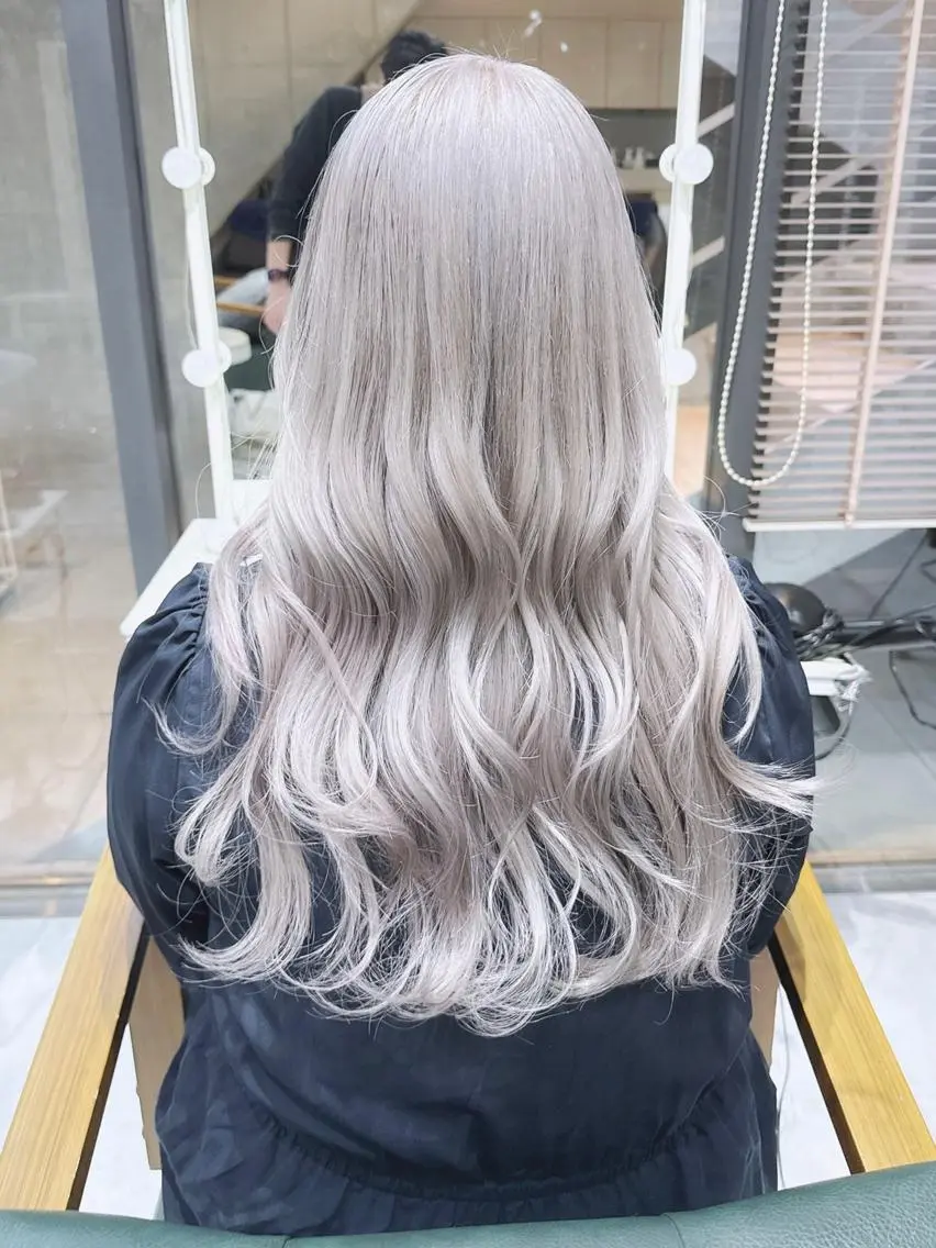 ロング ヘアアレンジ カラー ハイトーンカラー シルバー ホワイトシルバー Days 透明感カラーのヘアスタイル