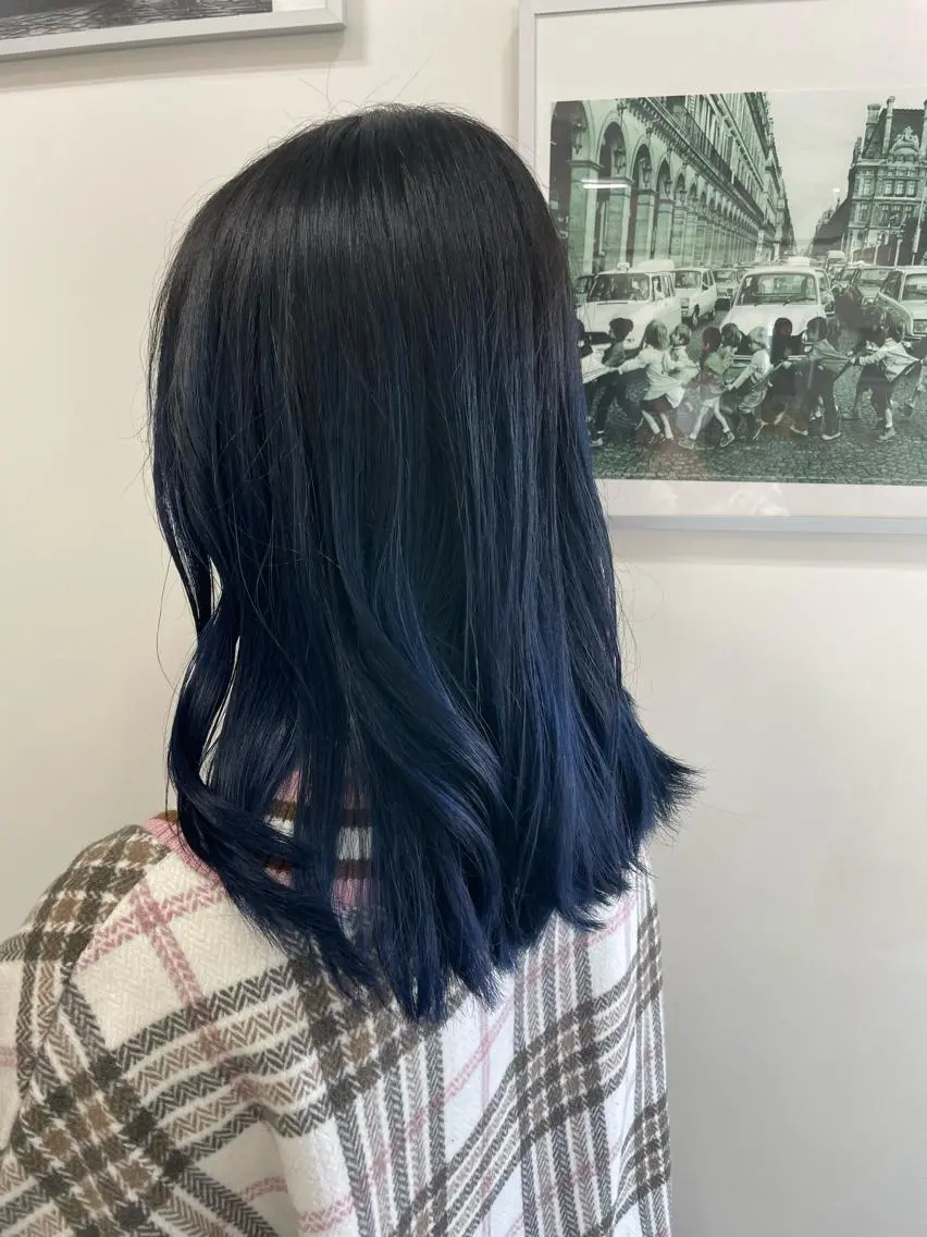 ミディアム カラー ブリーチ ブルーカラー グラデーションカラー ネイビーカラー カット ヘアカラー トリートメント ショート/韓国ヘア Moto✂︎のヘアスタイル
