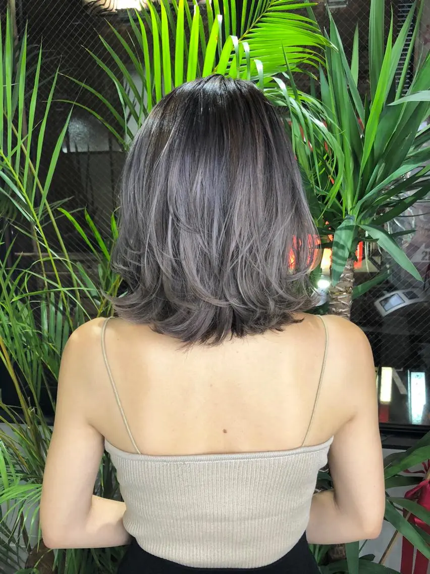 ミディアム カラー ブリーチ ヘアカラー トリートメント 白髪ぼかしハイライト バレイヤージュヤマトのヘアスタイル