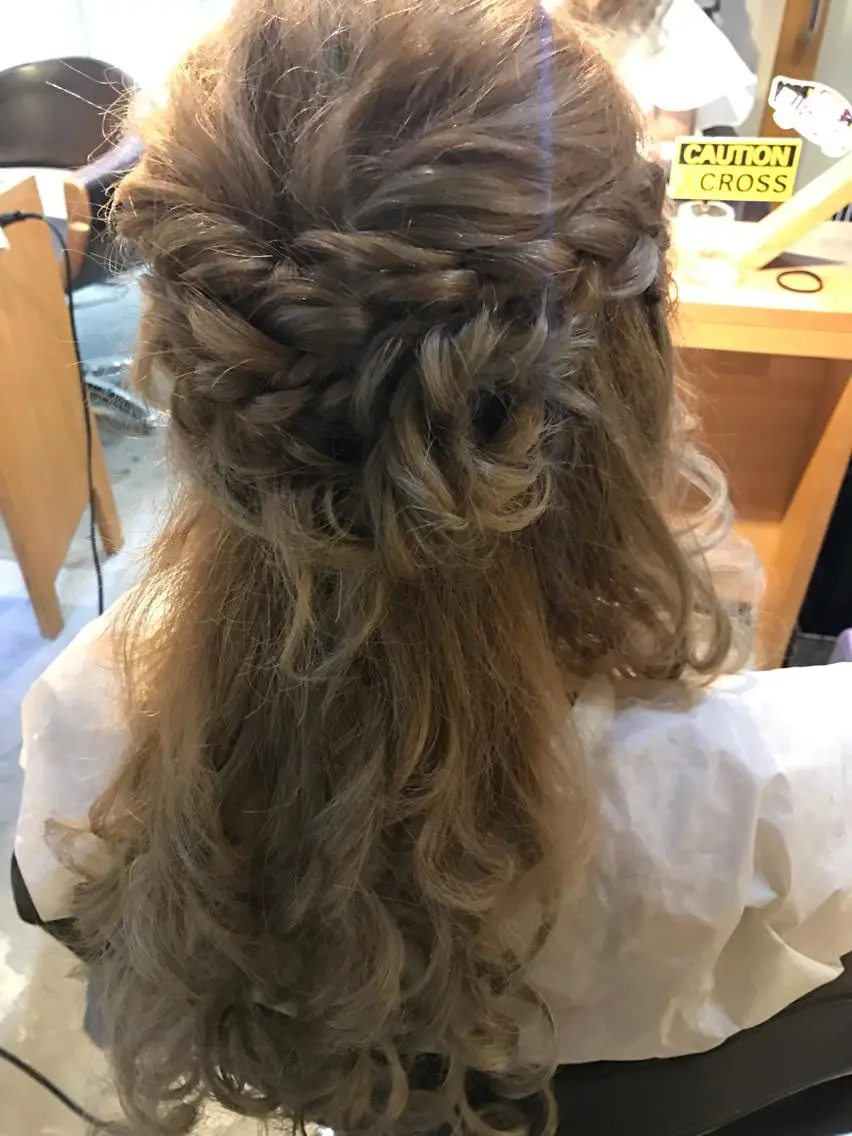 ヘアアレンジ ハーフアップ エクステ シールエクステ🎀 ハイトーン特化🎀のヘアスタイル