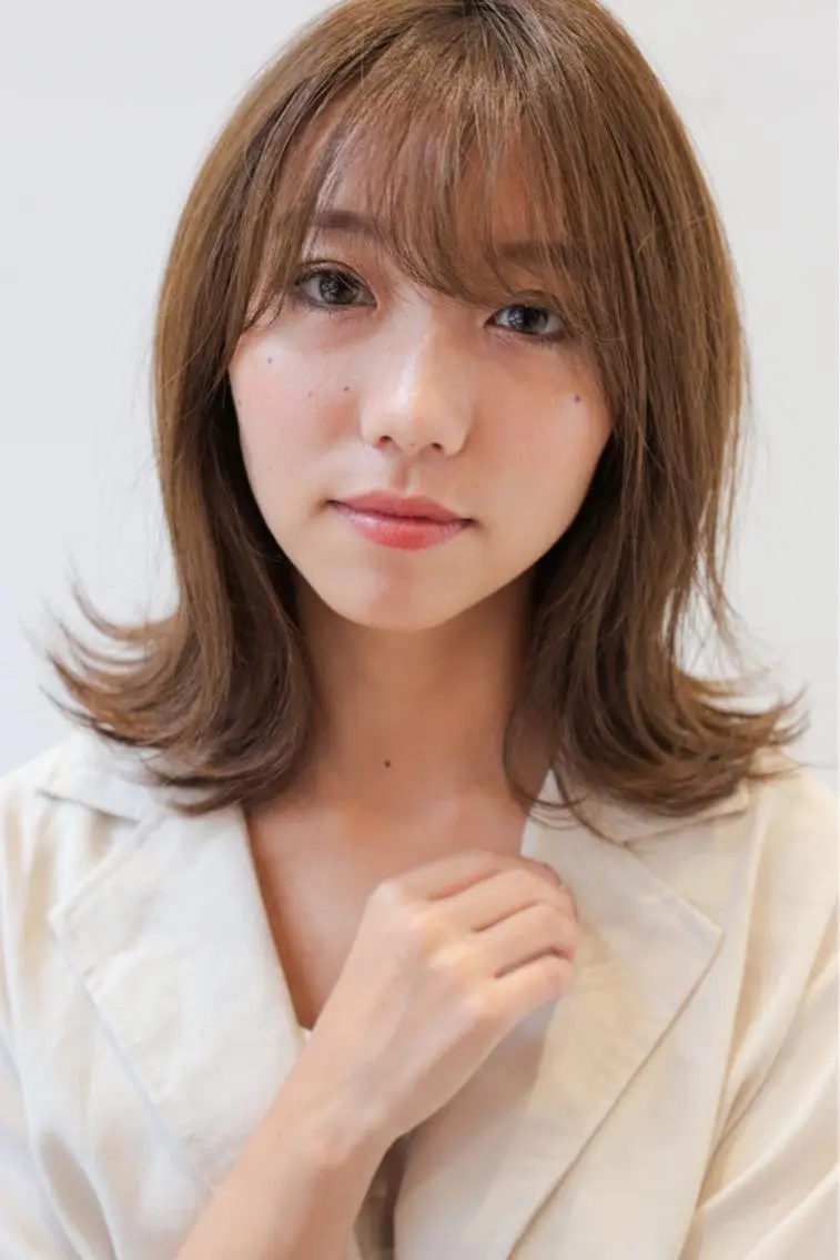 ミディアム & kuのヘアスタイル