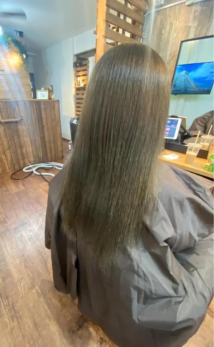 ロング カラー グレージュ イルミナカラー オリーブグレージュ オリーブグレー トリートメント Luzir⭐︎ GEN⭐︎のヘアスタイル