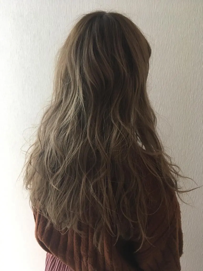 ロング カラー アッシュ ミルクティーアッシュ 白井 つづりのヘアスタイル