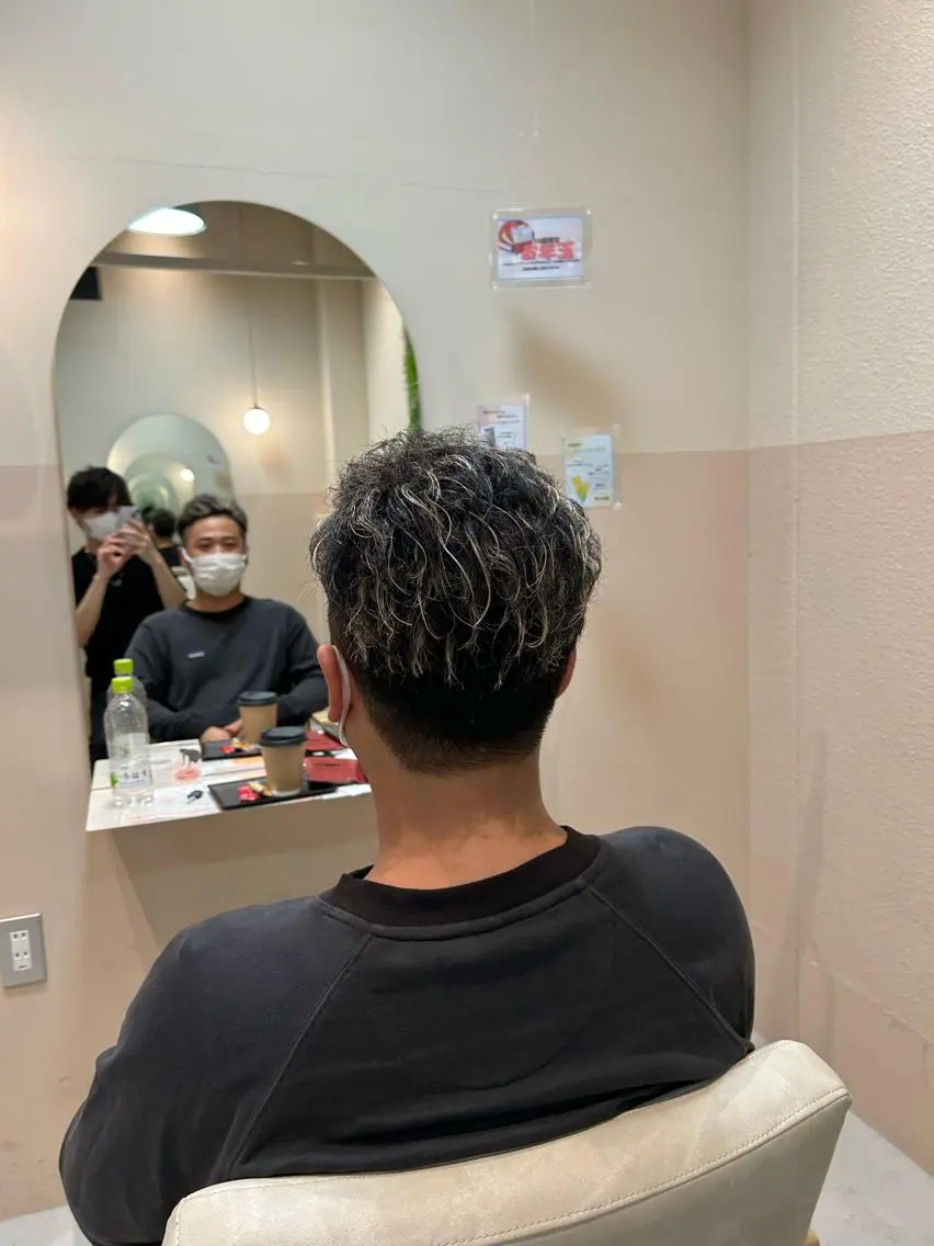 メンズ メンズブリーチ メンズハイライト カット ヘアカラー トリートメント 茨木市駅徒歩5分 小林龍之介のヘアスタイル