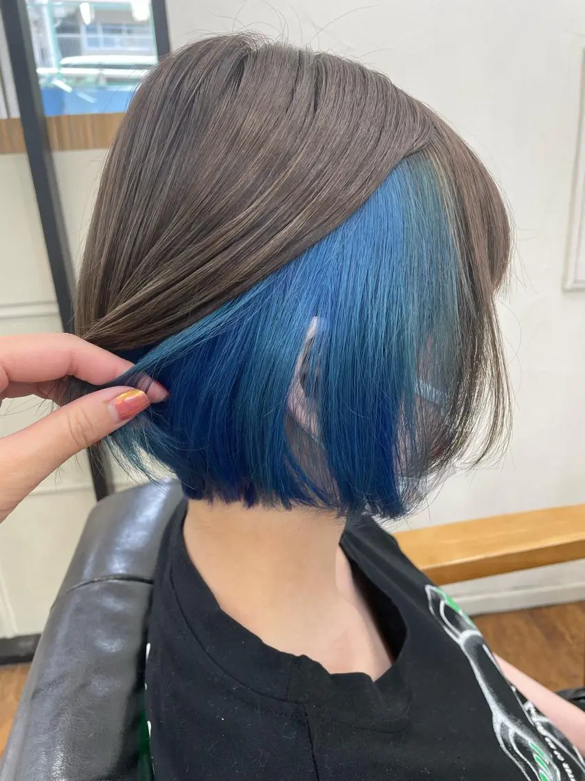 ショート カラー ブリーチ ブルーカラー 青木 優歩のヘアスタイル
